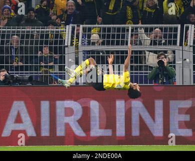 Borussia Dortmunds Karim Adeyemi feiert das erste Tor seiner Seite im Spiel während der UEFA Champions League, Runde 16 im Signal Iduna Park, Dortmund, Deutschland. Bilddatum: Mittwoch, 15. Februar 2023. Stockfoto
