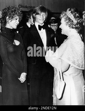 1974, London, England, Vereinigtes Königreich: Die KÖNIGIN spricht mit RAQUEL WELCH, einem der Stars der drei Musketiere, bevor der Film bei der Royal Film Performance im Odeon Theatre, Leicester Square, gezeigt wird. Englischer Schauspieler MICHAEL YORK rechts. (Kreditbild: © Keystone Press Agency/ZUMA Press Wire) NUR REDAKTIONELLE VERWENDUNG! Nicht für den kommerziellen GEBRAUCH! Stockfoto