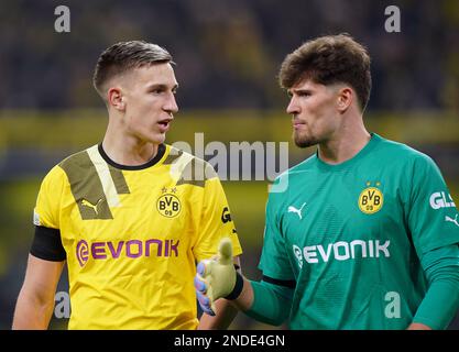 Nico Schlotterbeck von Borussia Dortmund spricht mit Torwart Gregor Kobel während der UEFA Champions League, Runde 16 im Signal Iduna Park in Dortmund. Bilddatum: Mittwoch, 15. Februar 2023. Stockfoto