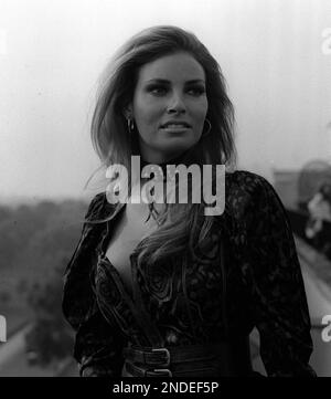 Dateifoto von 03/08/70 von Schauspielerin Raquel Welch auf einem Dach in London, um ihre Rolle im Film "The Beloved" zu verkünden. Der fantastische Voyage-Star Raquel Welch ist im Alter von 82 Jahren gestorben, wie ihr Manager und ihre Familie bestätigt haben. Ausgabedatum: Mittwoch, 15. Februar 2023. Stockfoto