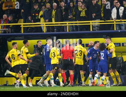 Die Gemüter erstrahlen zwischen dem Freimaurerberg von Chelsea und der Niklas Sule von Borussia Dortmund während der UEFA Champions League, Runde 16 im Signal Iduna Park, Dortmund, Deutschland. Bilddatum: Mittwoch, 15. Februar 2023. Stockfoto