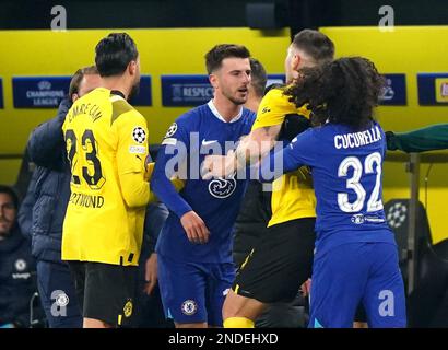 Die Gemüter erstrahlen zwischen dem Freimaurerberg von Chelsea und der Niklas Sule von Borussia Dortmund während der UEFA Champions League, Runde 16 im Signal Iduna Park, Dortmund, Deutschland. Bilddatum: Mittwoch, 15. Februar 2023. Stockfoto