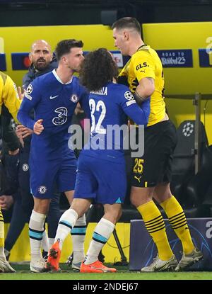 Die Gemüter erstrahlen zwischen dem Freimaurerberg von Chelsea und der Niklas Sule von Borussia Dortmund während der UEFA Champions League, Runde 16 im Signal Iduna Park, Dortmund, Deutschland. Bilddatum: Mittwoch, 15. Februar 2023. Stockfoto