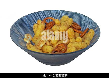 Salzige Snacks stapeln sich in einer Glasschüssel isoliert auf weißem Hintergrund Stockfoto