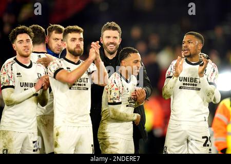 Middlesbrough Manager Michael Carrick (Zentrum) und Spieler feiern nach dem letzten Pfiff im Sky Bet Championship-Spiel in Bramall Lane, Sheffield. Bilddatum: Mittwoch, 15. Februar 2023. Stockfoto