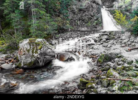 Die Riva-Wasserfälle, auch bekannt als Campo Tures-Wasserfälle, befinden sich in Südtirol. Sie befinden sich in der Nähe des Campo Tures in Valle Aurina Stockfoto