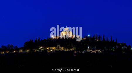 Verona, Italien - 27. 2021. Oktober: Heiligtum unserer Lieben Frau von Lourdes bei Nacht. Stockfoto