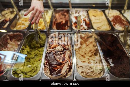 Eiscreme mit verschiedenen Geschmacksrichtungen in der Eisdiele. Stockfoto