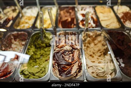 Eiscreme mit verschiedenen Geschmacksrichtungen in der Eisdiele. Stockfoto