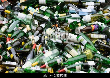 Köln, Deutschland, Februar 3 2023: Altglas wird zur Wiederverwendung gesammelt Stockfoto