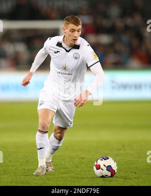 Jay Fulton von Swansea City während des Sky Bet Championship-Spiels im Liberty Stadium, Swansea. Bilddatum: Mittwoch, 15. Februar 2023. Stockfoto