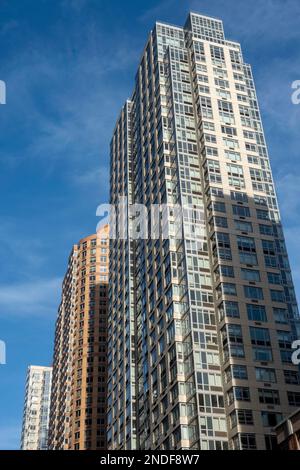 Luxuswohnungen, Wohnanlagen, entlang der Sixth Avenue im Chelsea flatiron District, Manhattan, 2023, New York City, USA Stockfoto