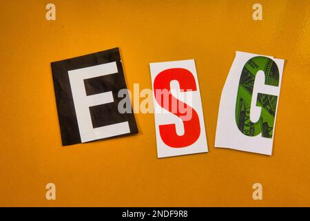 Das Akronym "ESG" (Environmental Social Governance) unter Verwendung von ausgeschnittenen Papierbriefen in der Ransom Note-Effekt-Typographie, USA Stockfoto