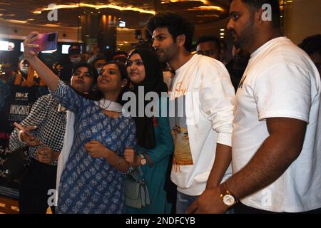 15. Februar 2023, Kalkutta, Westbengalen, Indien: Bollywood Schauspieler Kartik Aaryan kam nach Kalkutta, um seinen Film Shehzada zu bewerben. Er stellte sich den Medien in der Quest Mall in Kalkutta. (Kreditbild: © Sayantan Chakraborty/Pacific Press via ZUMA Press Wire) NUR REDAKTIONELLE VERWENDUNG! Nicht für den kommerziellen GEBRAUCH! Stockfoto