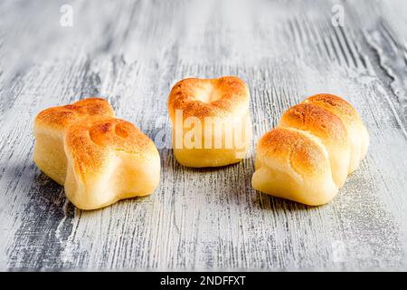 Eine Nahaufnahme von Gourmet-Marzipan-Brötchen-Figuren auf einem grauen Tisch Stockfoto