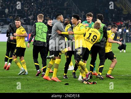 Dortmund, Deutschland. 15. Februar 2023. Fußball: Champions League, Borussia Dortmund - Chelsea FC, K.O.-Runde, 16. Runde, erste Etappe, Signal Iduna Park. Dortmunds Spieler feiern den Sieg mit den Fans. Kredit: Federico Gambarini/dpa/Alamy Live News Stockfoto