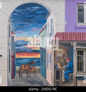 Punta Arenas, Chile - 27. Januar 2023: Wandgemälde mit Gasse und Meereslandschaft auf einer Gebäudewand am Meer Stockfoto