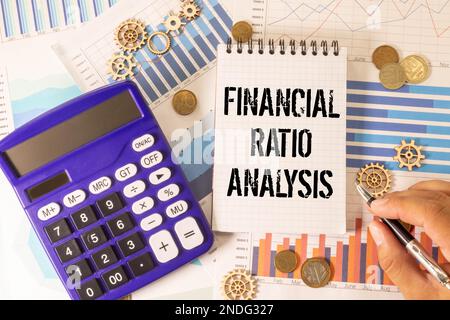 Konzept der Analyse der Finanzquote Schreiben Sie auf Haftnotizen isoliert auf Holztisch. Stockfoto