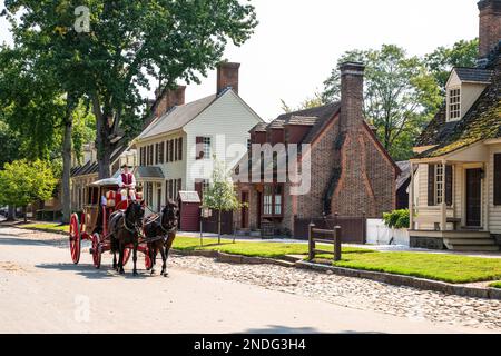 Williamsburg, Virginia, USA - 12. September 2021: Straßenszene mit Pferdekutsche im historischen Colonial Williamsburg, VA. Stockfoto