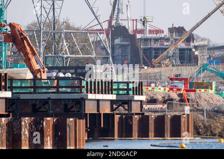 Harefield, Uxbridge, Großbritannien. 15. Februar 2023. HS2 baut derzeit die neue Straße für die Harvil Road, die nach Skip Lane noch gesperrt ist. HS2 arbeitet außerdem an dem Bau einer neuen Brücke (im Bild hinten) über die Chiltern Railway Line, einschließlich Rückfüllarbeiten. Das Projekt Hochgeschwindigkeitsbahnsystem 2 wird derzeit aufgrund der steigenden Kosten von den Ministern der Regierung intensiv geprüft. Kredit: Maureen McLean/Alamy Live News Stockfoto