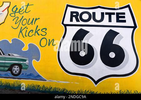 Ein Wandgemälde auf einem Kingman-Gebäude, das die berühmte Route 66, Kingman, Arizona, lobt Stockfoto