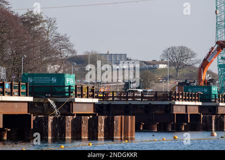 Harefield, Uxbridge, Großbritannien. 15. Februar 2023. Eine der HS2 High Speed Rail Seebrücken, die mit Kaffeedämmen gebaut wurden. Die Hillingdon Green Party (HGP) behauptete, dass an HS2 Arbeitsplätzen im Colne-Tal „unerwartet hohe Chrom-6-Gehalte festgestellt wurden, die vermutlich aus riesigen Zementwerken stammen. Im Abfluss an den HS2 Western Valley Slopes wurden Werte von 77 ug/l (Teile pro Milliarde) und Konzentrationen von 45 ug/l (ppb) im Wasser in den Kaffeedämmen der Colne Valley Seen über dem Grundwasserleiter festgestellt." Kredit: Maureen McLean/Alamy Live News Stockfoto