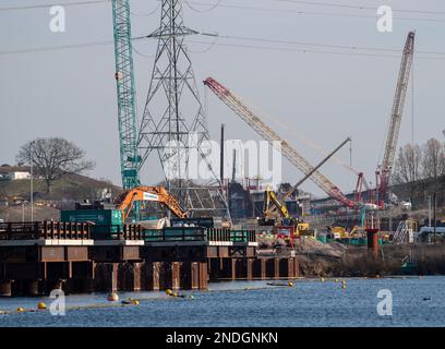 Harefield, Uxbridge, Großbritannien. 15. Februar 2023. Eine der HS2 High Speed Rail Seebrücken, die mit Kaffeedämmen gebaut wurden. Die Hillingdon Green Party (HGP) behauptete, dass an HS2 Arbeitsplätzen im Colne-Tal „unerwartet hohe Chrom-6-Gehalte festgestellt wurden, die vermutlich aus riesigen Zementwerken stammen. Im Abfluss an den HS2 Western Valley Slopes wurden Werte von 77 ug/l (Teile pro Milliarde) und Konzentrationen von 45 ug/l (ppb) im Wasser in den Kaffeedämmen der Colne Valley Seen über dem Grundwasserleiter festgestellt." Kredit: Maureen McLean/Alamy Live News Stockfoto