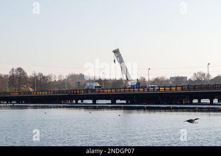 Harefield, Uxbridge, Großbritannien. 15. Februar 2023. Eine der HS2 High Speed Rail Seebrücken, die mit Kaffeedämmen gebaut wurden. Die Hillingdon Green Party (HGP) behauptete, dass an HS2 Arbeitsplätzen im Colne-Tal „unerwartet hohe Chrom-6-Gehalte festgestellt wurden, die vermutlich aus riesigen Zementwerken stammen. Im Abfluss an den HS2 Western Valley Slopes wurden Werte von 77 ug/l (Teile pro Milliarde) und Konzentrationen von 45 ug/l (ppb) im Wasser in den Kaffeedämmen der Colne Valley Seen über dem Grundwasserleiter festgestellt." Kredit: Maureen McLean/Alamy Live News Stockfoto