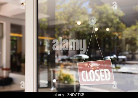 Nahaufnahme der Eingangstür des Cafés mit geschlossenem Schild. Café, Freizeit und Stadtkonzept. Stockfoto