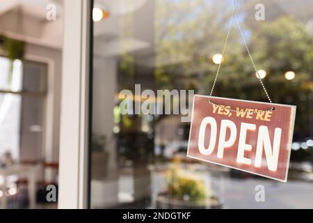 Nahaufnahme der Eingangstür des Cafés mit offenem Schild. Café, Freizeit und Stadtkonzept. Stockfoto