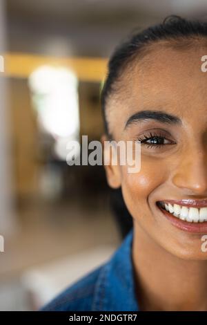 Porträt einer fröhlichen birassischen Barista, die im Café lächelt. Café, Freizeit und Stadtkonzept. Stockfoto