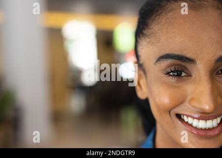 Porträt einer fröhlichen birassischen Barista, die im Café lächelt. Café, Freizeit und Stadtkonzept. Stockfoto