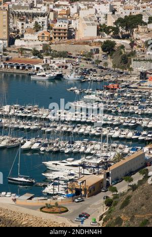 Malerischer Blick auf den Strand, den Hafen mit Booten und die Stadt Javea, zwischen Alicante und Valencia, Spanien Stockfoto