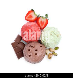 Schaufeln mit verschiedenen Eissorten mit Erdbeeren, Schokolade und Pistazien auf weißem Hintergrund, Draufsicht Stockfoto