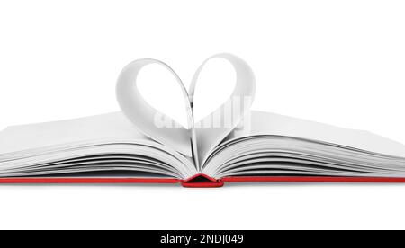 Offenes Buch mit im Herzen gefalteten Seiten auf weißem Hintergrund, Nahaufnahme Stockfoto