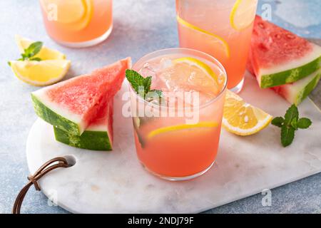 Wassermelonen- und Zitronengetränk, erfrischender Sommercocktail oder Mocktail Stockfoto