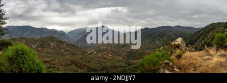 Panoramablick auf die Straße in den Kings Canyon von oben entlang der malerischen Fahrt Stockfoto