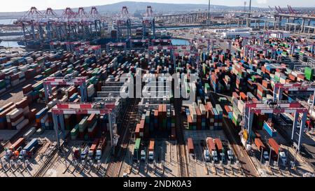 Tagessicht eines intermodalen Containerschiffs auf Werftladungen von Schiffen im Hafen. Stockfoto