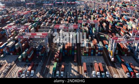 Long Beach, Kalifornien, USA - 24. Juli 2023: Nachmittagssonne am geschäftigen Hafen von Long Beach. Stockfoto