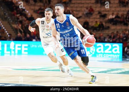 Turin, Italien. 15. Februar 2023. John Petrucelli (GERMANI BASKETBALL BRESCIA) während der Finale der letzten acht – Viertelfinale – EA7 Emporio Armani vs Germani Brescia, Italienischer Basketball Cup Männer in Turin, Italien, Februar 15 2023 Kredit: Independent Photo Agency/Alamy Live News Stockfoto