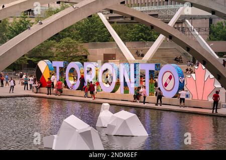 Toronto, Kanada - 07 01 2022: Erneuertes berühmtes TORONTO-Schild am Nathan Phillips Square in der Innenstadt von Toronto, das über den Brunnen mit weißen Eisbergen zu sehen ist Stockfoto