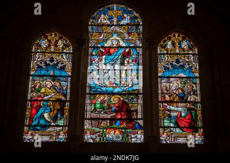 Buntglasfenster, das die Marienhimmelfahrt, die Kathedrale der Heiligen Maria von Burgos (UNESCO-Weltkulturerbe), Burgos, Kastilien und León, Spanien, zeigt Stockfoto