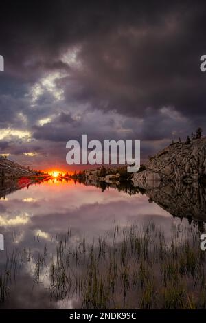 Dramatischer Sonnenuntergang über dem Evolution Lake am Pacific Crest Trail. Stockfoto