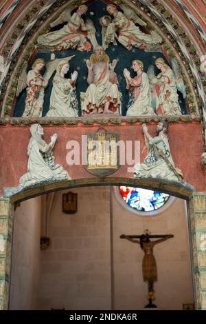 Das Tympanum von Jesus Christus, gekrönt von Maria, eine Heilige und Engel mit Jesus auf dem Kruzifix im Hintergrund, Kloster, Kathedrale der Heiligen Maria von Burgos (U Stockfoto