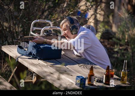 Ein Opa und ein Enkel, die eine AR-15 schießen Stockfoto