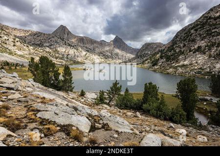 Der Blick auf den Evolution Lake am Pacific Crest Trail an einem stürmischen Nachmittag. Stockfoto