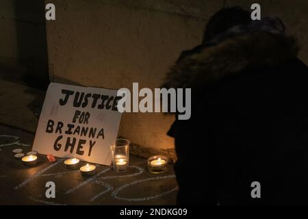 London, Großbritannien. 15. Februar 2023. Ein Schild und Kerzen sind auf einer Nachtwache für die Transgender-Teenagerin Brianna Ghey abgebildet, die vor dem Bildungsministerium von Tausenden von Transgender-Leuten und Unterstützern gehalten wird. Die 16-jährige Brianna Ghey wurde am 11. Februar in einem Park in Warrington erstochen aufgefunden und ein Junge und ein Mädchen, beide im Alter von 15 Jahren, wurden seitdem von der Cheshire Polizei des Mordes angeklagt. Ihr Fall wird auch als mögliches Hassverbrechen untersucht. Kredit: Mark Kerrison/Alamy Live News Stockfoto