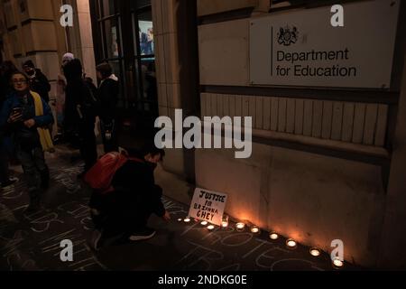 London, Großbritannien. 15. Februar 2023. Tausende von Transgender-Menschen und Unterstützern besuchen eine Candlelight-Wache für die Transgender-Teenagerin Brianna Ghey, die außerhalb des Bildungsministeriums stattfindet. Die 16-jährige Brianna Ghey wurde am 11. Februar in einem Park in Warrington erstochen aufgefunden und ein Junge und ein Mädchen, beide im Alter von 15 Jahren, wurden seitdem von der Cheshire Polizei des Mordes angeklagt. Ihr Fall wird auch als mögliches Hassverbrechen untersucht. Kredit: Mark Kerrison/Alamy Live News Stockfoto