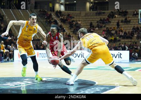 PalaAlpitour, Turin, Italien, 15. Februar 2023, Jaron Johnson (OPENJOBMETIS VARESE) bei den Finalen der letzten acht Vierteljahre – Carpegna Prosciutto Pesaro vs Openjobmetis Varese – Italienischer Basketball-Cup Männer Stockfoto