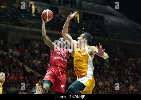 PalaAlpitour, Turin, Italien, 15. Februar 2023, Jaron Johnson (OPENJOBMETIS VARESE) bei den Finalen der letzten acht Vierteljahre – Carpegna Prosciutto Pesaro vs Openjobmetis Varese – Italienischer Basketball-Cup Männer Stockfoto